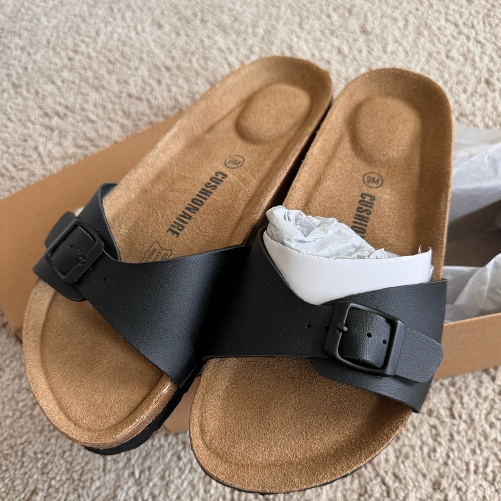 NWT Cuahionaire Sandals